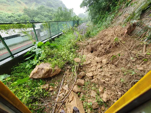 豪雨釀災!台鐵深澳支線土石崩落停駛 最快今晚搶通