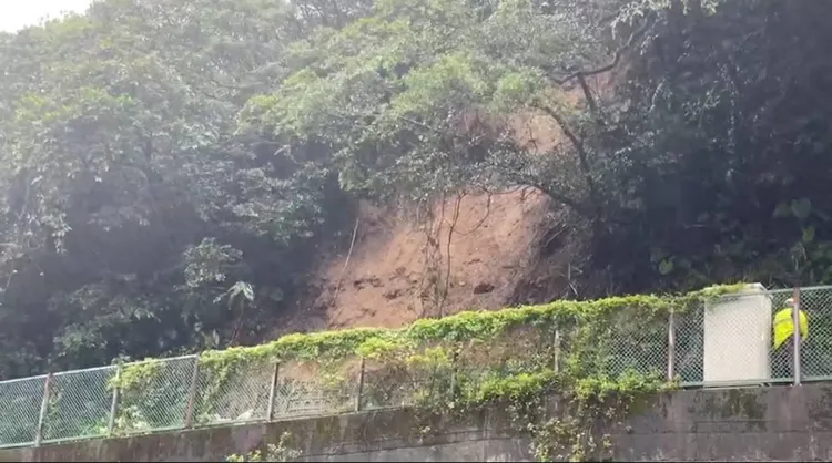 台鐵人員已趕往現場了解處理。翻攝畫面