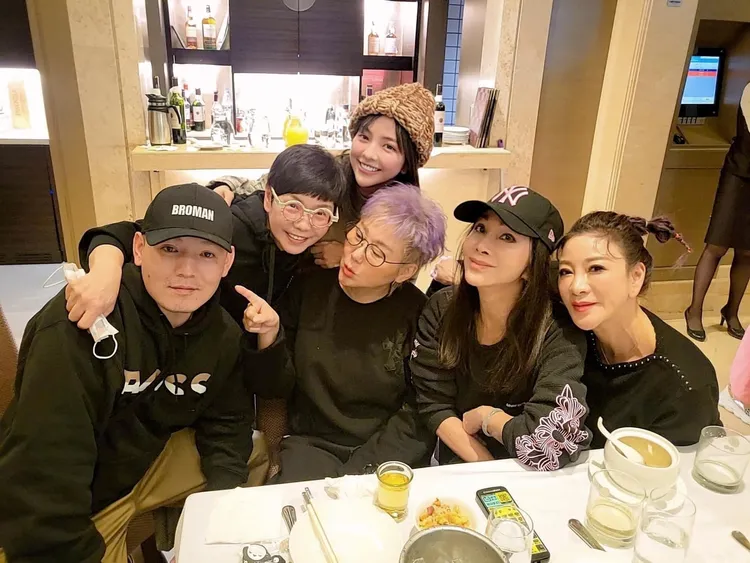 楊繡惠（右起）分享和陳美鳳、藍心湄、春風（左）聚會合照。翻攝楊繡惠臉書