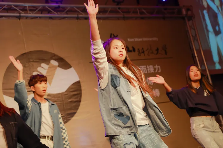 崑大韓國流行舞蹈社帶來活力四射的舞蹈。校方提供