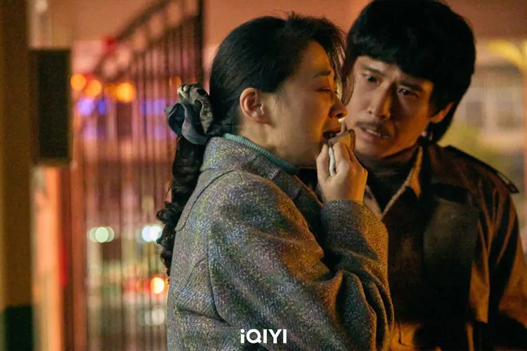 梅婷（左）在《回來的女兒》飾演李家母親「廖穗芳」，深不可測。愛奇藝提供