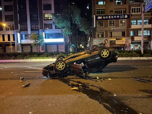 變換車道車速過快 「硬皮鯊」自撞分隔島四輪朝天