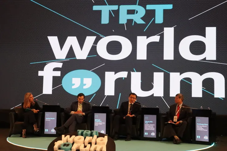 土耳其廣播電視公司的「世界論壇」登場，並首度舉行以美中台為主軸的專家圓桌場次，與會者為華府智
庫威爾遜中心學者柯格曼（左2）、政治大學政治系教授蔡中民（右2）及美國丹佛大學教授趙穗生（右1）。中央社