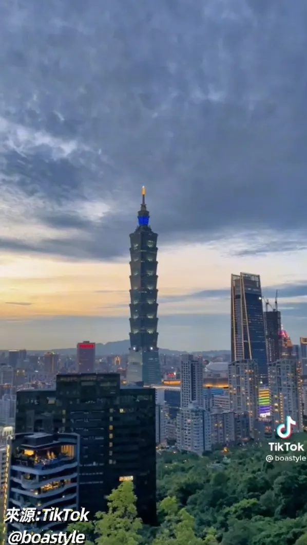 登象山自然步道，拍攝台北101黃昏與夜景。TikTok@boastyle 提供
