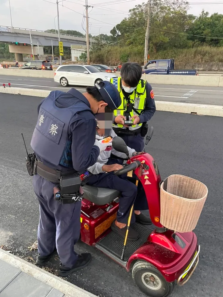 兩警詢問老翁身分、住處。讀者提供