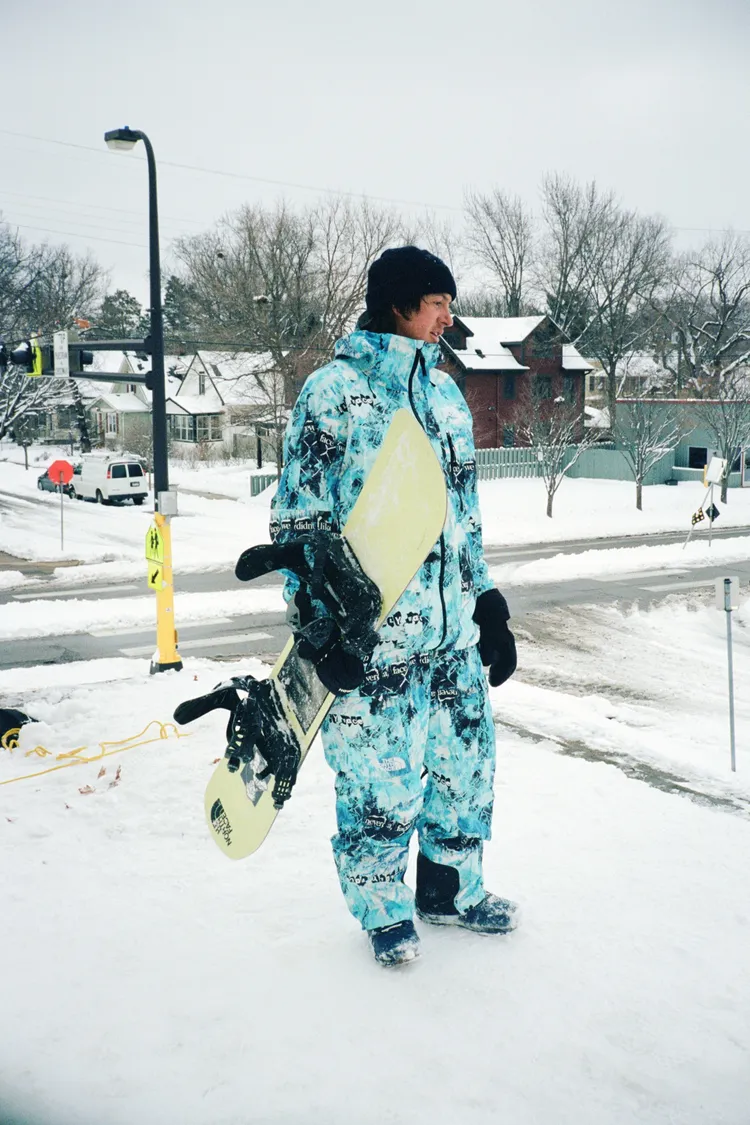 THE NORHT FACE x Cole Navin特別款印花系列，以藍、白與黑色組成冰川意境印花，與服飾的保暖機能形成視覺上與體感上的有趣反差。品牌提供