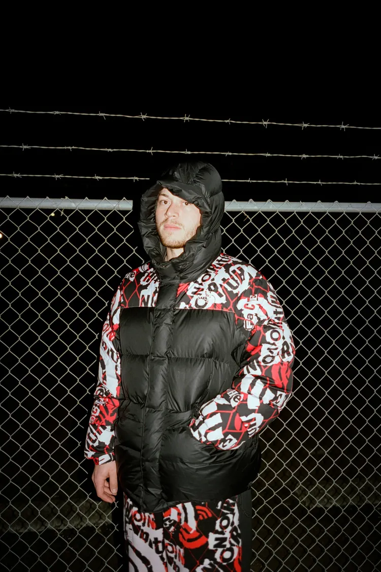 THE NORHT FACE x Cole Navin特別款印花系列運用服飾拼貼字體組合創造潮流感。品牌提供