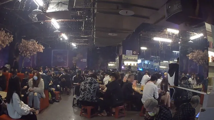 警方臨檢桃園一間移工餐廳。桃園警分局提供