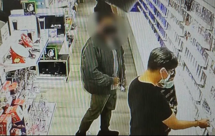 古男行竊遊戲片。民眾提供