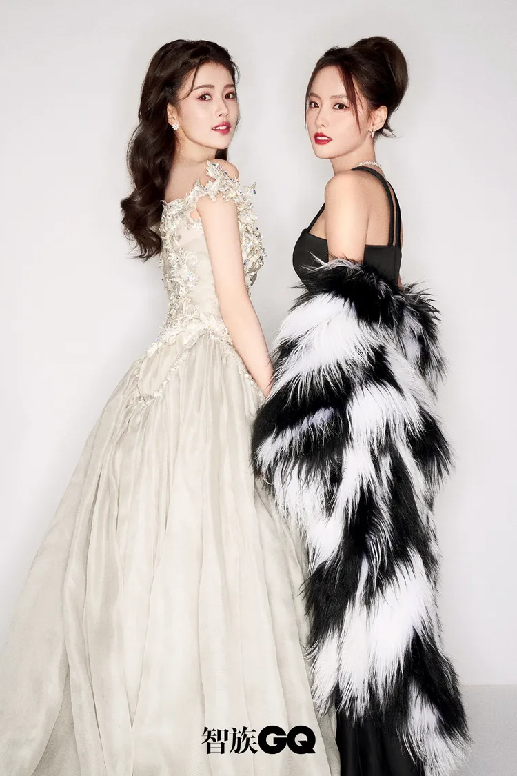 「黑白雙姝」張嘉倪（右）和白鹿合照。翻攝智族GQ微博