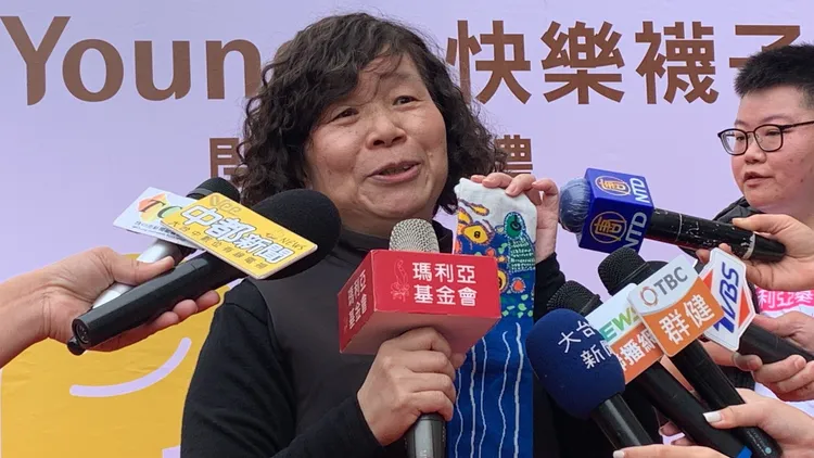 瑪利亞基金會執行長陳美鈴說，快樂襪是利用回收寶特瓶製成，連包裝盒都採用再生紙，是最環保又漂亮的襪子。曾雪蒨攝