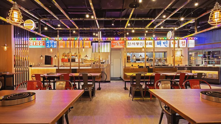 木質感搭配繽紛鐵椅與鐵製框架，高麗園打造微工業風的韓系造景。業者提供