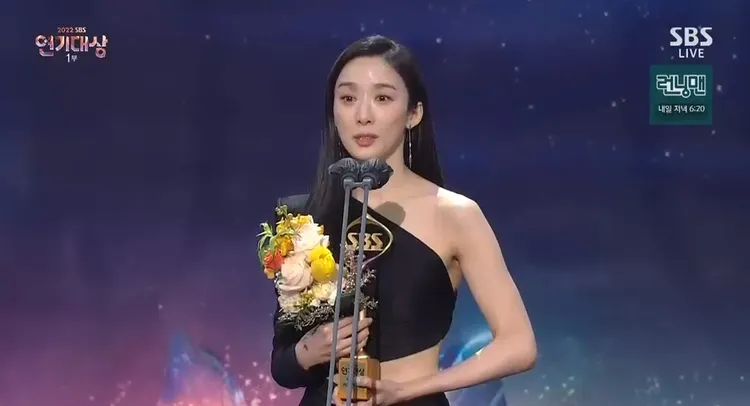 李清娥以《千元律師》獲頒最佳表演獎。翻攝SBS