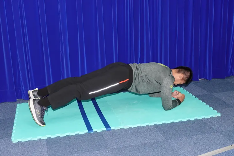 國軍新增鑑測6項目，其中平板撐體要求19到29歲男性要撐100秒。陳德興攝