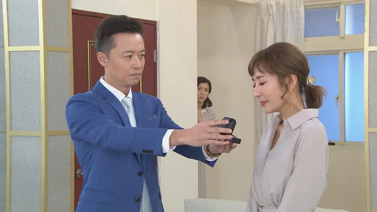 廖家儀（後）看著劇中老公何豪傑（左）偷吃閨蜜羅巧倫。民視提供