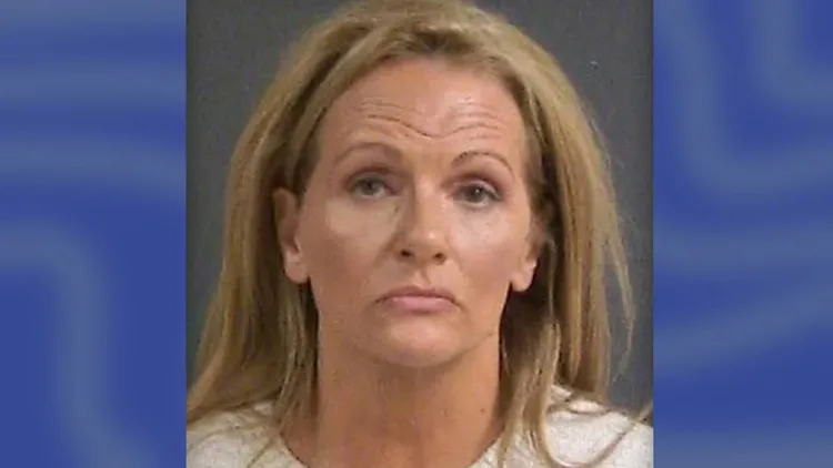 查爾斯頓警方公布被控對丈夫家暴的巴柏被捕後照片。翻攝查爾斯頓監獄（Al Cannon Detention Center ）