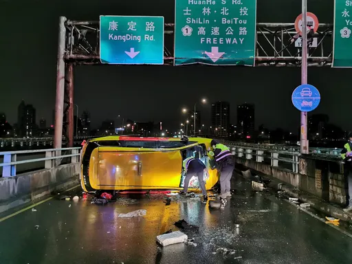 天雨路滑計程車撞分隔島翻覆 運將全身擦傷一度受困