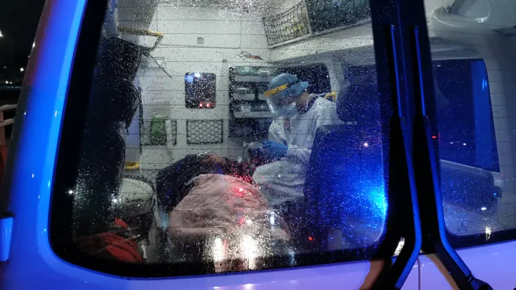 陳姓駕駛送往醫院救治。陸運鋒攝