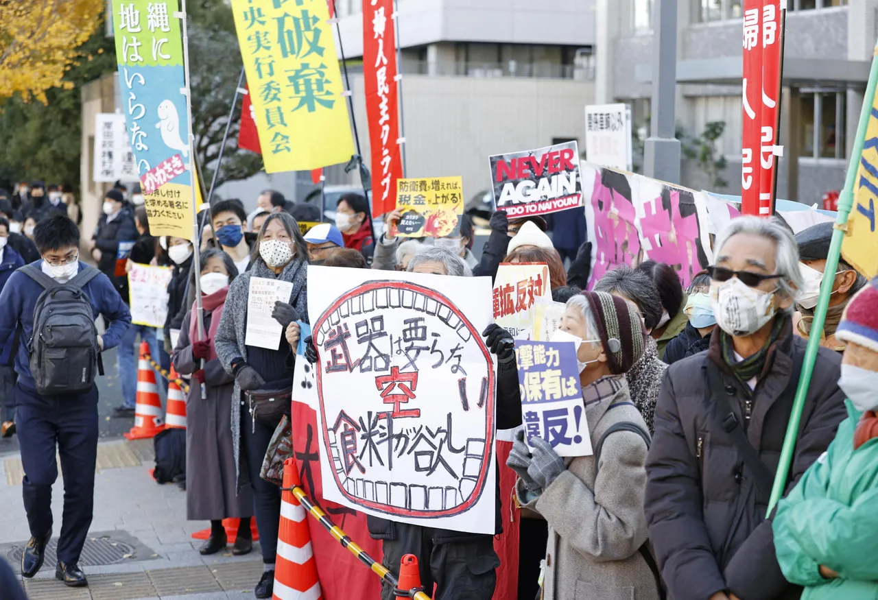 民眾舉起標語抗議。路透社