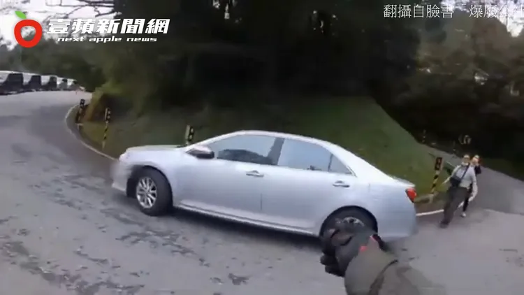 三寶汽車駕駛還回說「這白線欸」。翻攝自臉書「爆廢公社」