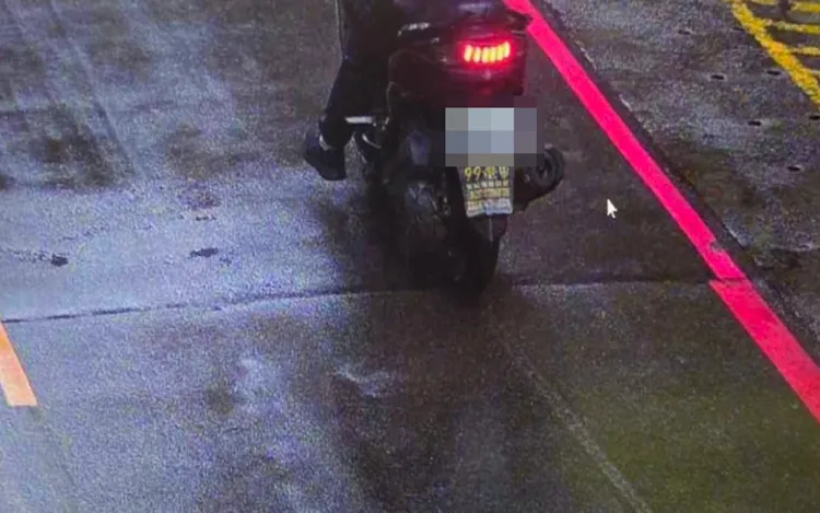 余男犯案前用口罩將車牌遮住。翻攝畫面