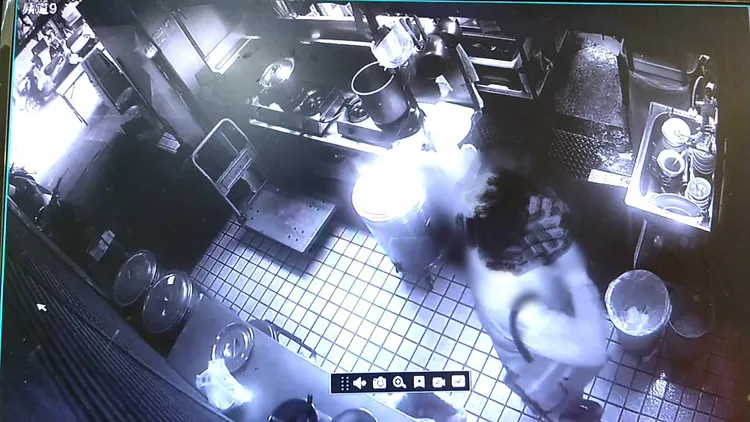 林男趁豆花店員工忙碌之際行竊。民眾提供