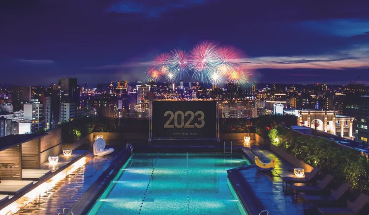 「星空跨年」住房專案邀請房客前往位於頂樓的露天池畔，在現場熱鬧樂音搭配酒水的微醺氛圍下，透過大屏幕觀賞倒數盛況。晶華酒店提供