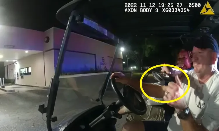 美國坦帕市警察局長歐康諾（左）請先生秀出她的警徽給攔檢警察看。翻攝Pinellas County police department