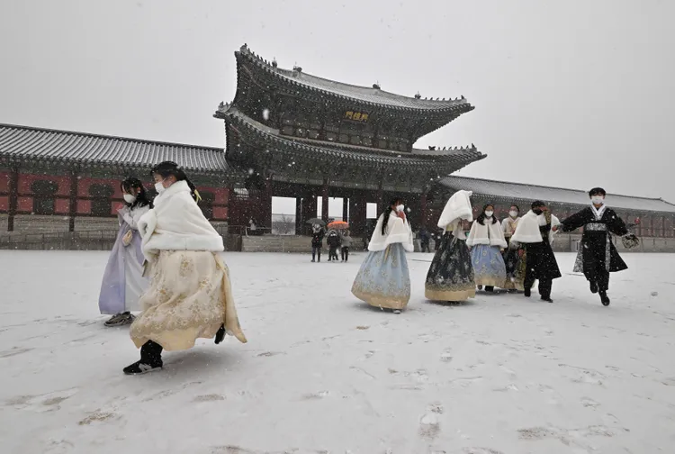 首爾景福宮15日降雪，不減遊客遊興。法新社