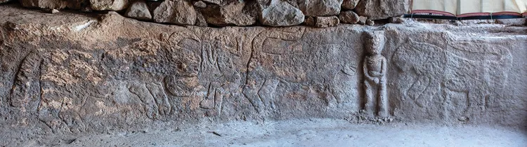 土耳其學者發現1萬1000年前的浮壁石雕，是目前已知最早的「敘事場景」（narrative scene）石雕。翻攝Antiquity/ cambridge.org