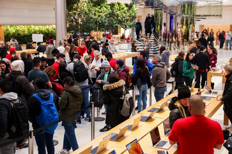 「黑五」通常是蘋果直營店生意最繁忙的一天，圖為紐約Apple直營店11月25日「黑五」當天的忙碌景象。美聯社