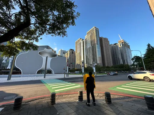 七期豪宅一票「三明治人」 頂寒風站崗嘆:不然要沒飯吃了