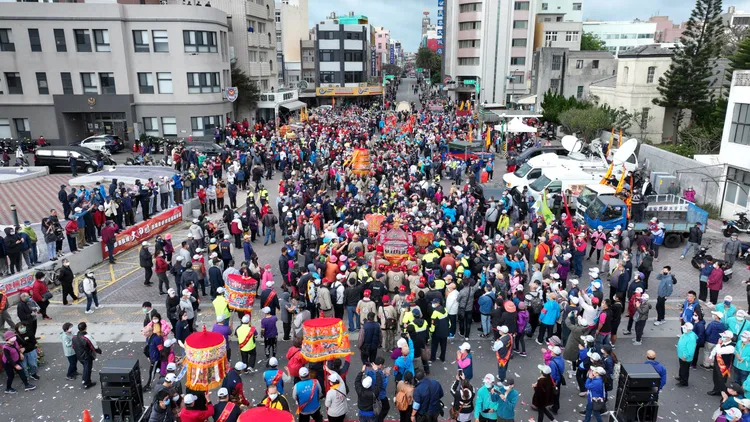 大甲媽祖海陸祈安遶境會香，在隆重的接駕典禮後，開始遶境。澎湖縣政府提供