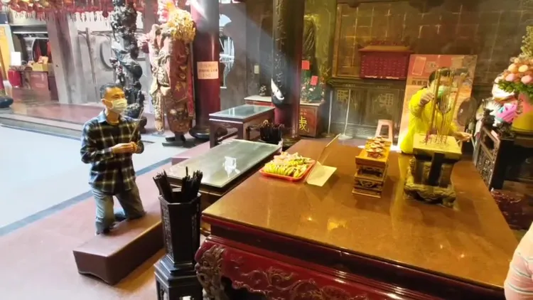 西螺福興宮廟方同樣要求信眾入廟即戴好口罩。魏嘉良攝