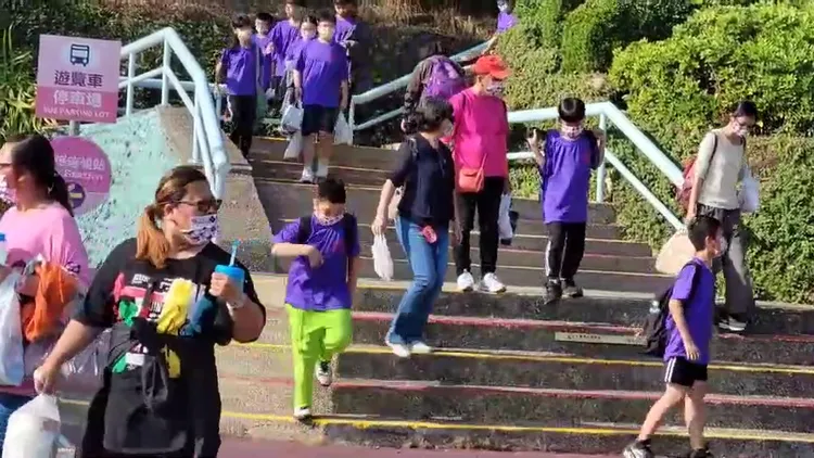 即便戶外解禁，劍湖山園內遊客仍戴口罩。魏嘉良攝