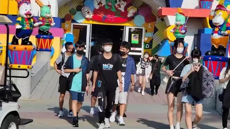 遊樂園內遊客或已習慣或為防疫，人人仍戴口罩。魏嘉良攝