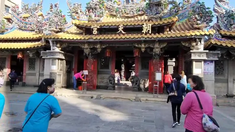 北港朝天宮廟方考量人潮眾多，仍要求香客入廟即戴好口罩。魏嘉良攝