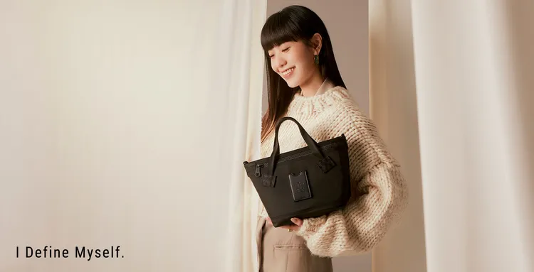 孫盛希以奶白色調服裝搭配Luxy系列全黑色手提包，展現不被拘束在世俗眼光中的時尚姿態。品牌提供