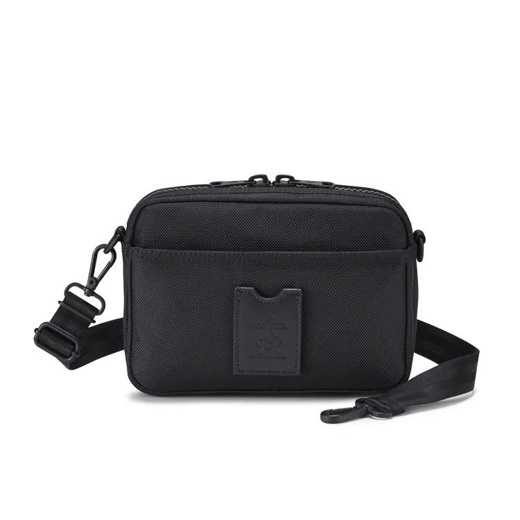 Luxy系列復古簡約斜背包小型款，3500元。品牌提供