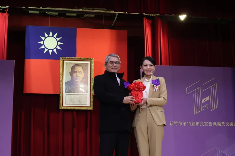 民眾黨新竹市長當選人高虹安，今天（25日）在內政部代理部長花敬群的監交下交接印信。黃羿馨攝
