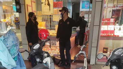 搶銀樓還留電話！20秒得手1兩金條　他逃逸2小時火車站現身遭逮