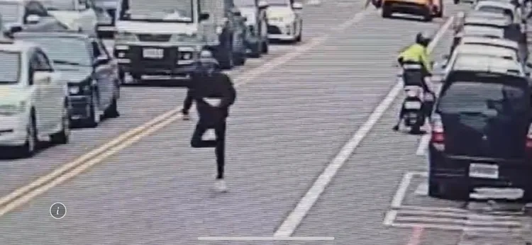 劉嫌搶走銀樓金塊後逃逸。警方提供