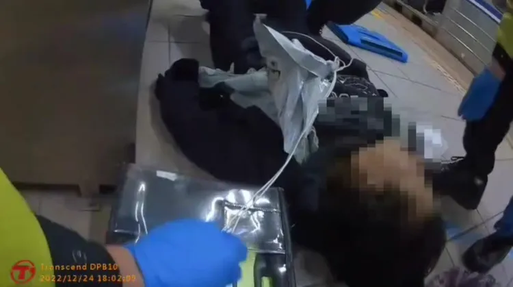 救護人員搶救昏倒的中年女子。翻攝畫面