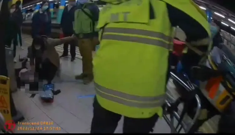 救護人員將女子送往醫院治療。翻攝畫面