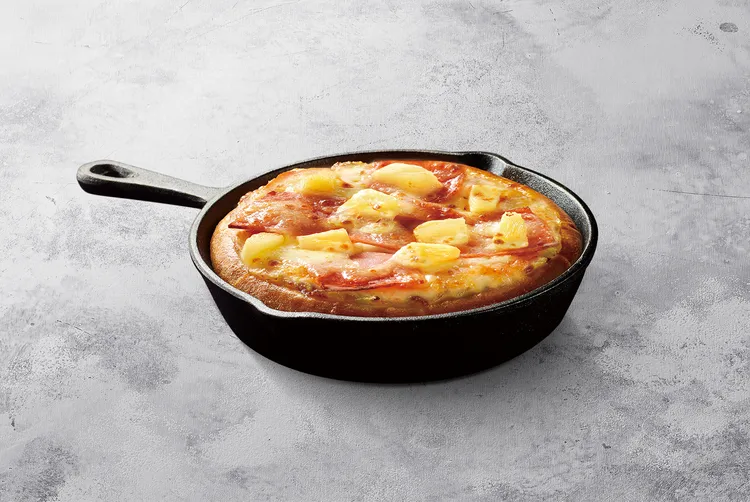 即日起至12/29，只要透過PK雙饗卡APP點購任一口味紙包飯，即可免費獲得一份夏威夷獨享比薩。業者提供