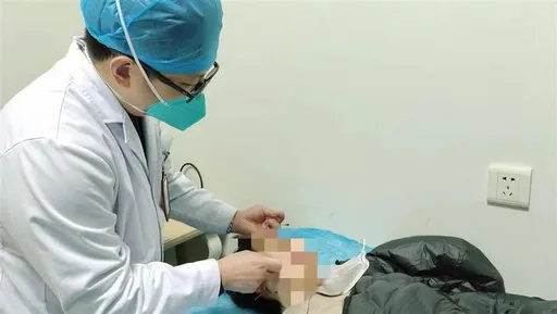 看球賽竟暗藏危機！中國男熬夜一周看世足　上班冷風一吹秒面癱