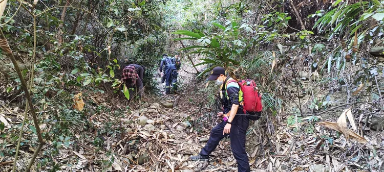 搜救人員下到山谷救援。民眾提供