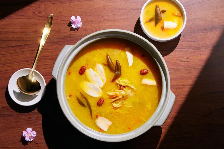 「剝皮辣椒酸白菜雞湯鍋」使用招牌黃金雞湯作為基底，加入手工剝皮辣椒、酸白菜、枸杞、紅棗、杏鮑菇。業者提供