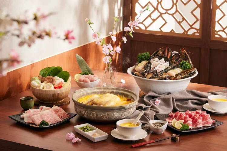 「雙龍戲珠御用海陸套餐」特選日本A5和牛、無骨牛小排、鮮雞佛以及載滿鮮活波士頓龍蝦、紅蟳、生食級干貝、現流龍膽石斑等多樣海鮮組成華麗套餐。業者提供