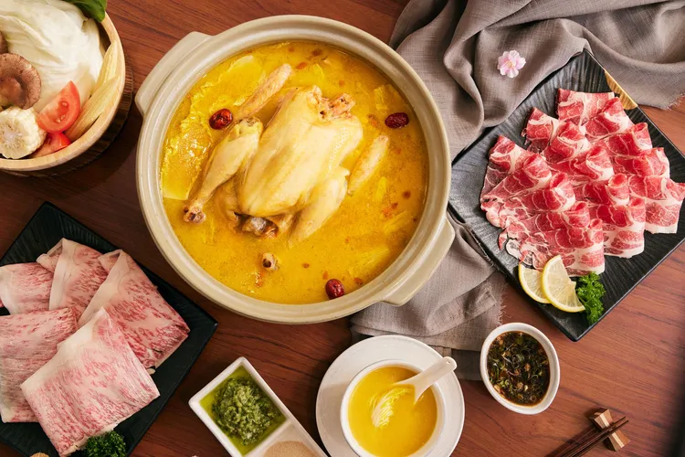 須提前預訂的「雙龍戲珠御用海陸套餐」內容豐富。業者提供